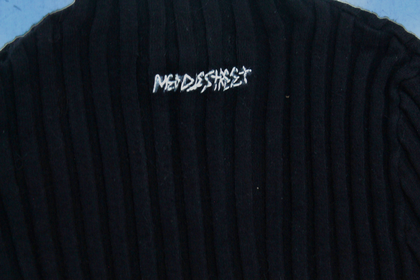 HaNDseWN LoGo CRoppeD LoNGsLeeVe