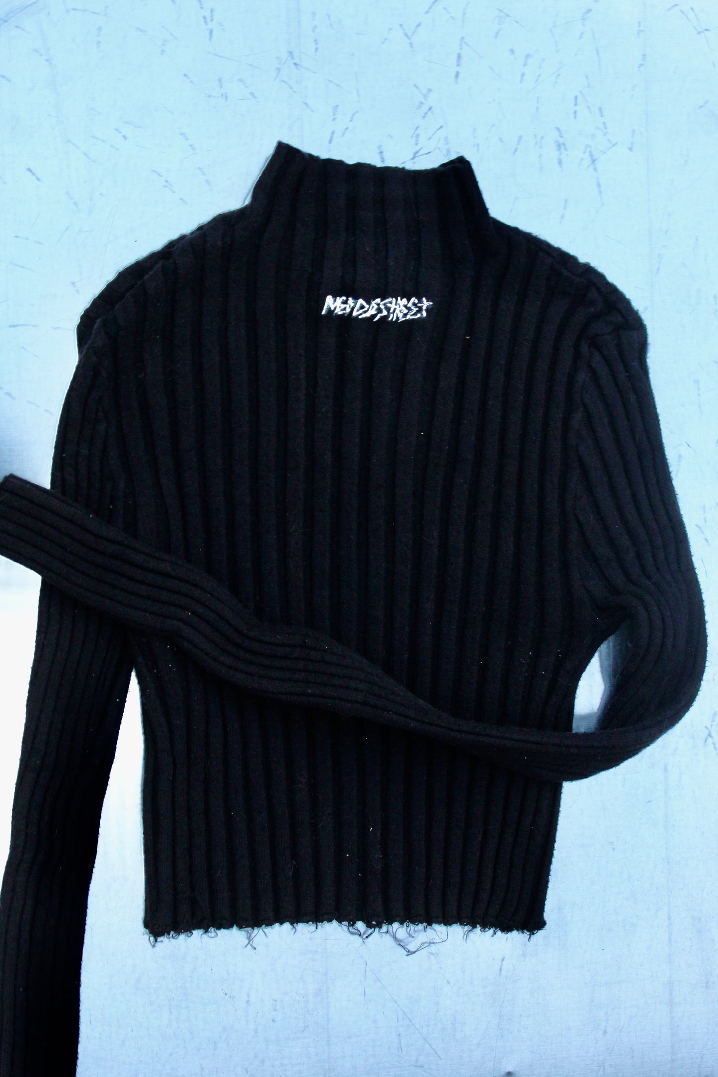 HaNDseWN LoGo CRoppeD LoNGsLeeVe