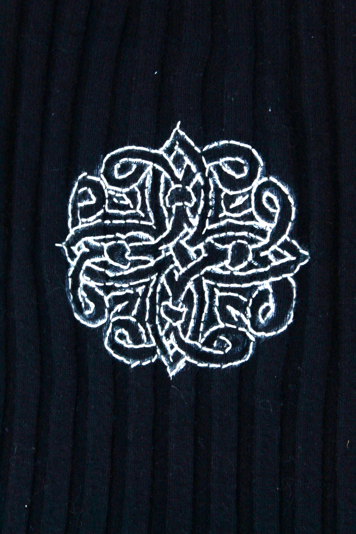 HaNDseWN LoGo CRoppeD LoNGsLeeVe