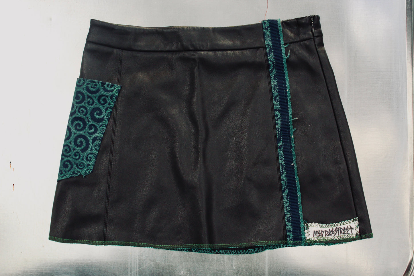 SPiRaL PLeaTHeR MiNi-SKiRT