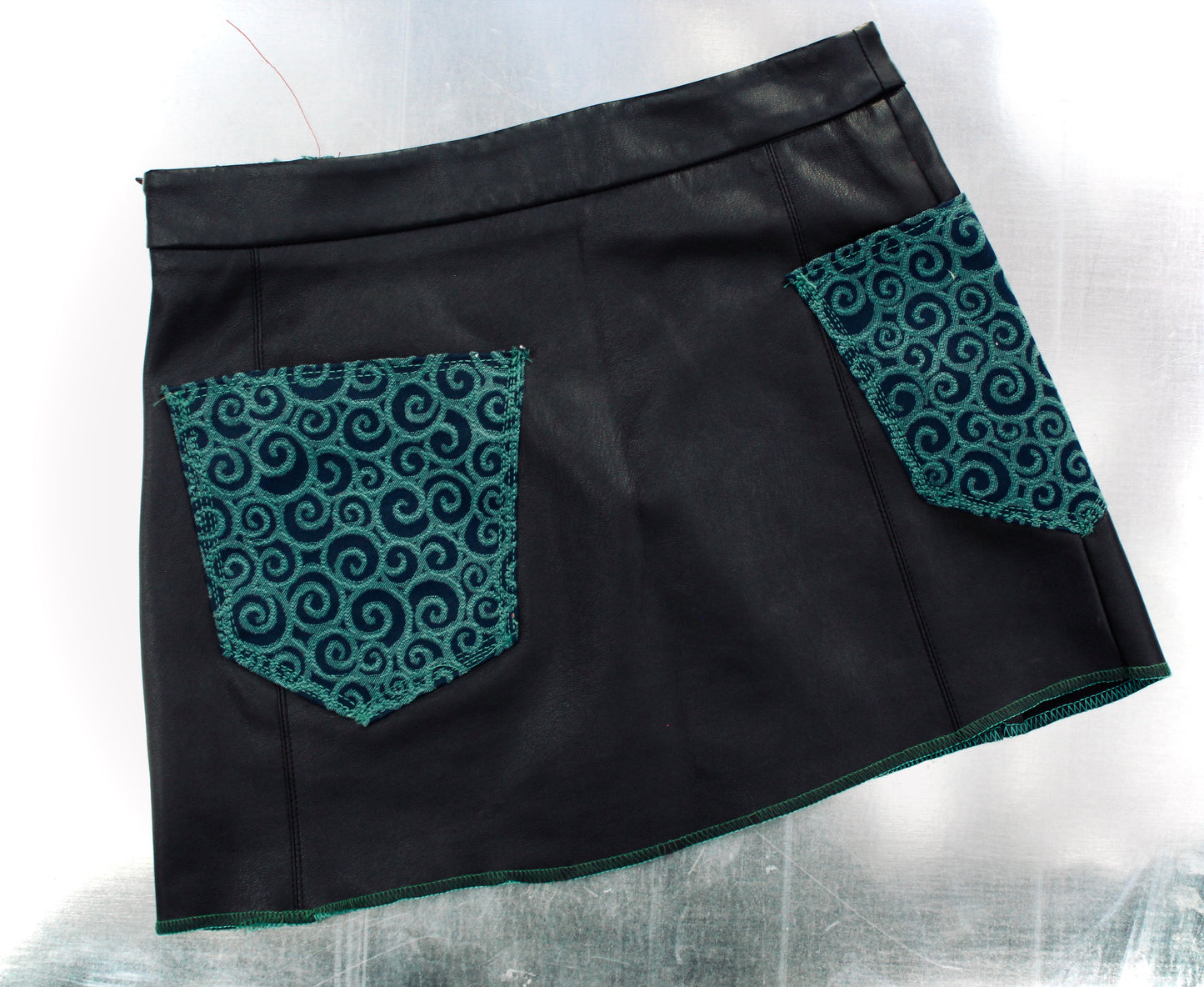 SPiRaL PLeaTHeR MiNi-SKiRT
