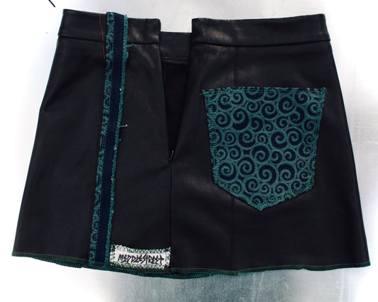 SPiRaL PLeaTHeR MiNi-SKiRT